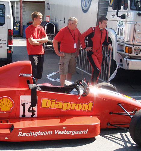 Gert (i midten) & Nils K. Vestergaard samt mekanikeren Kenneth Hansen venter utålmodigt at debutere på FDM Jyllands-Ringen.